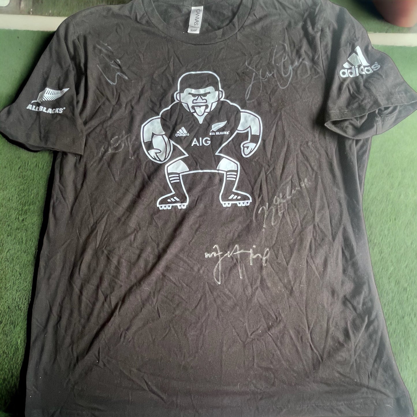All Blacks Autographed T Shirt Signed by Sonny Bill Williams, Current Captain Sam Cane, Ryan Crotty, Kevan Mealamu and Malakai Fekitoa